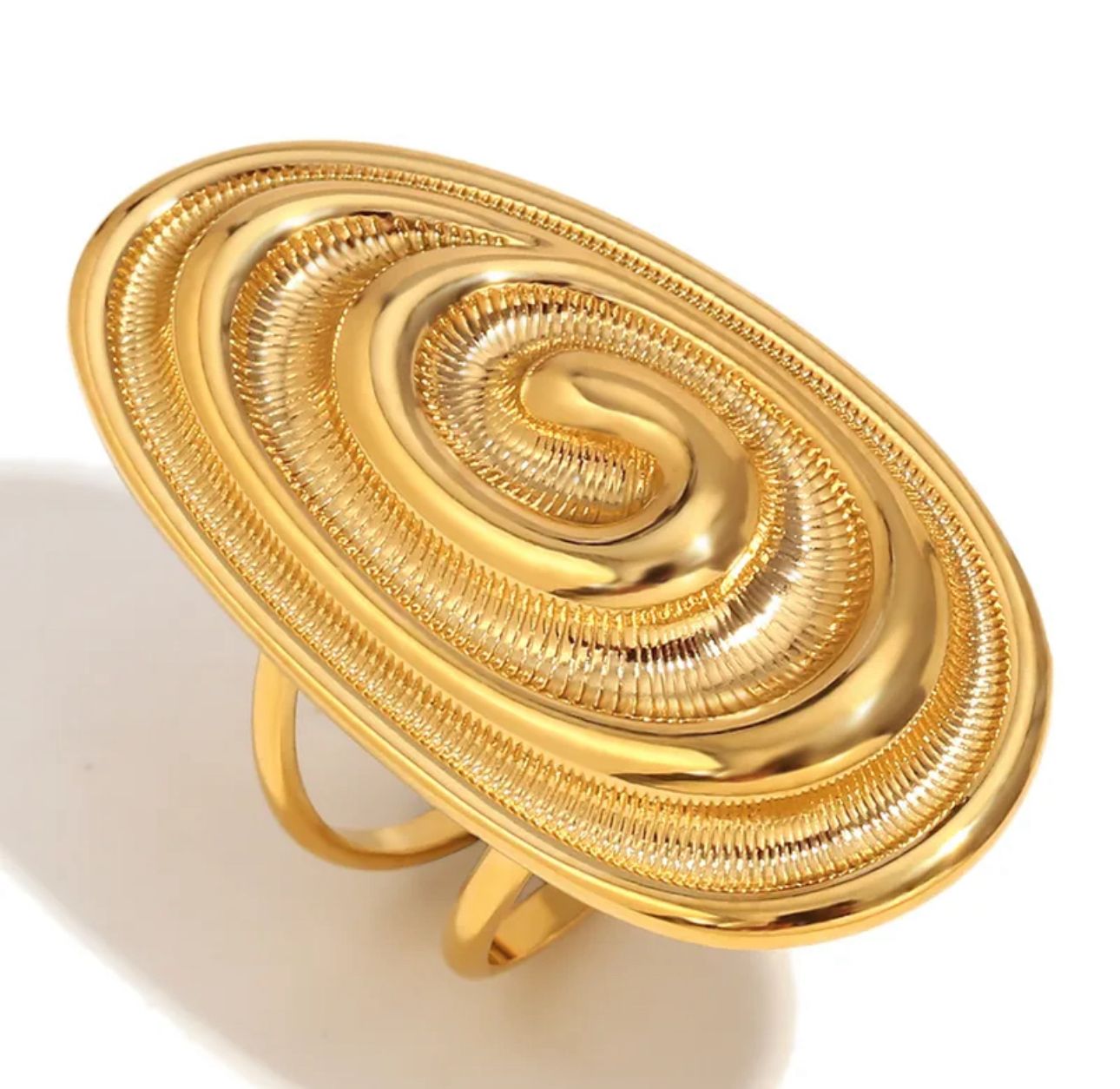 Anillo Espiral Dorado Ovalado