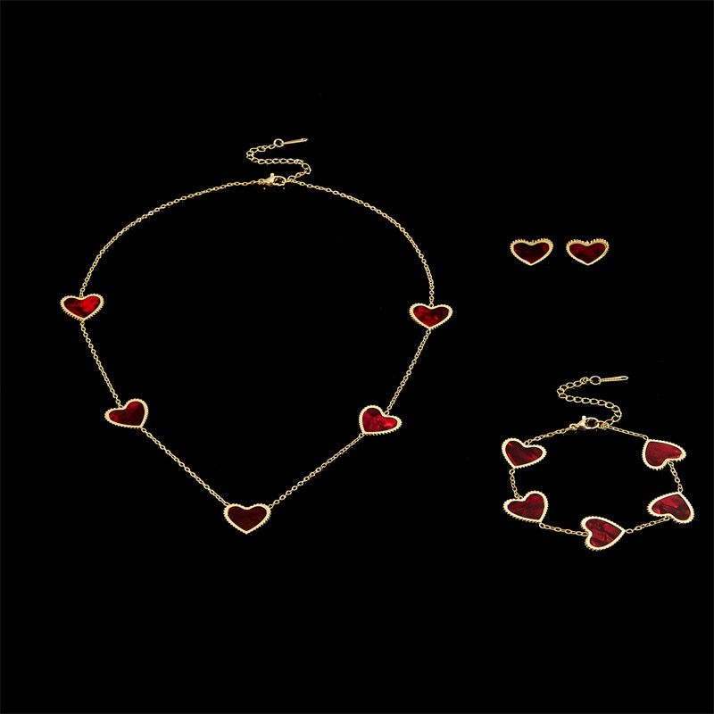 Set dorado con corazones rojos