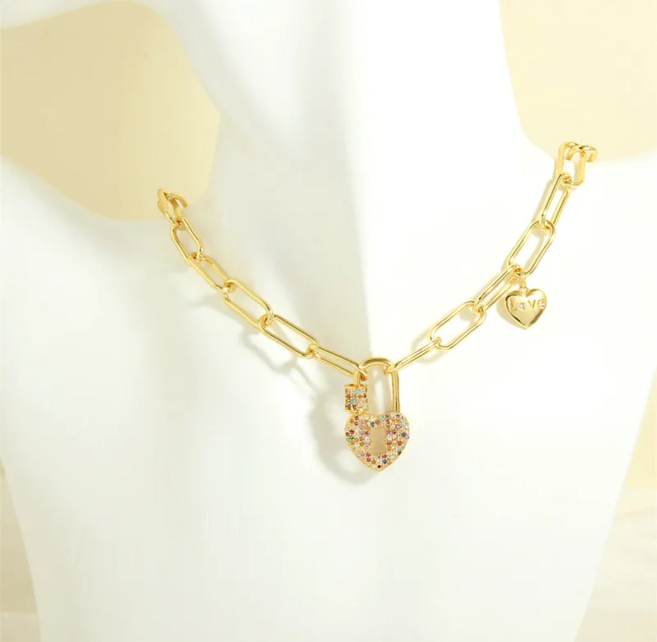 Corazón flechado cadena