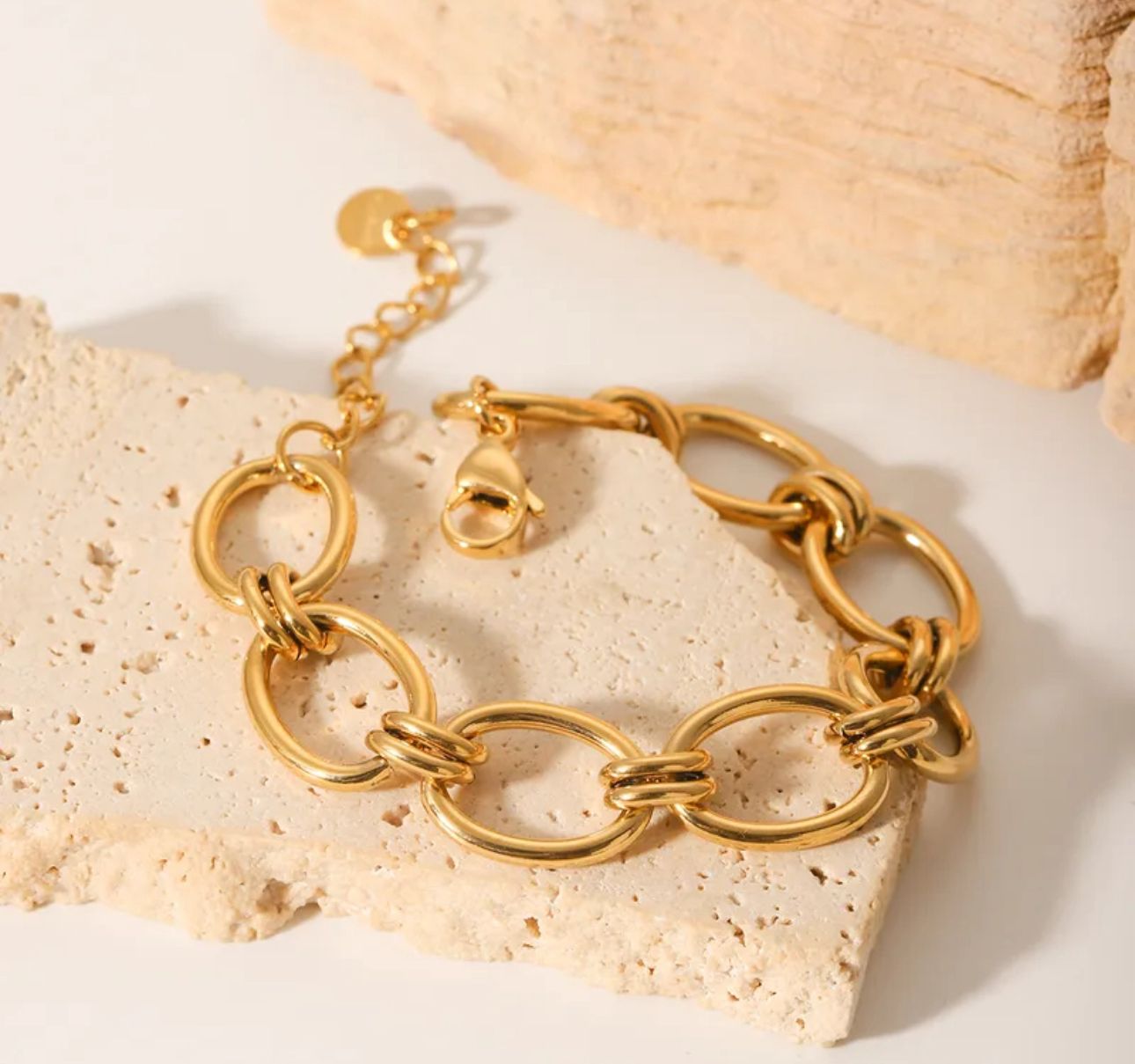 Pulsera de cadena dorada