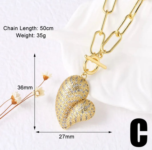 Collar dorado con corazón cristalino