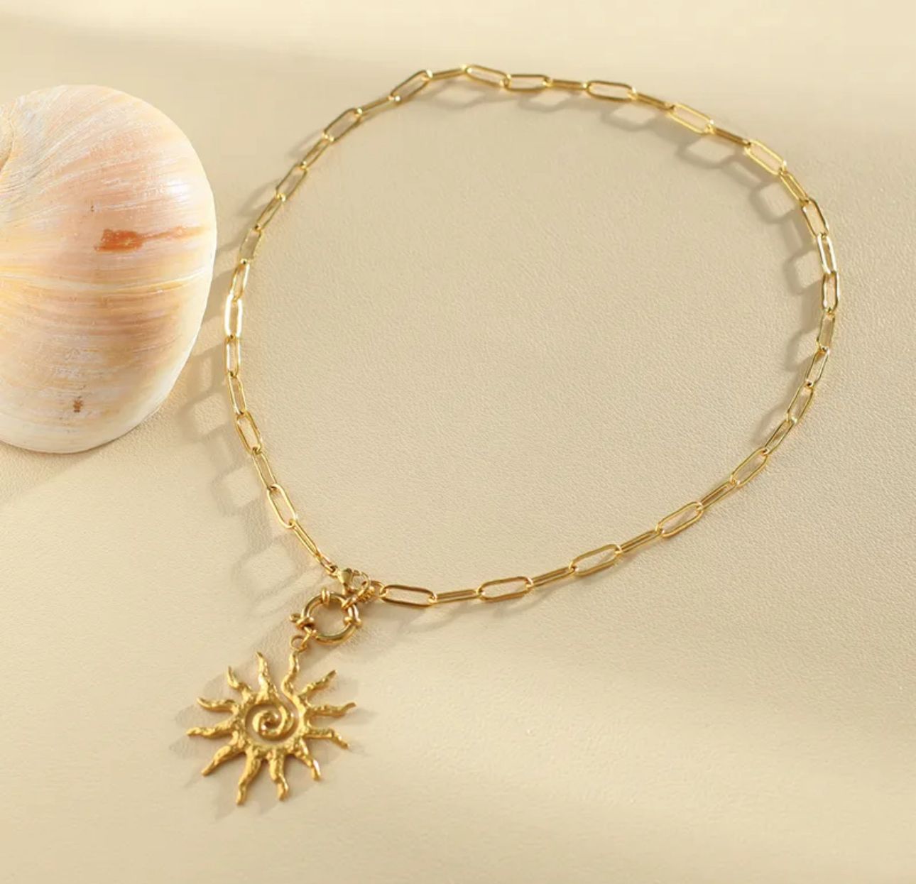 Collar con sol central #1