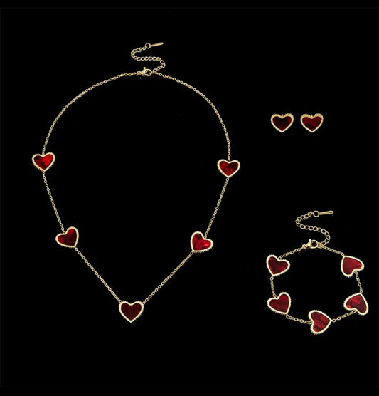 Set dorado con corazones rojos